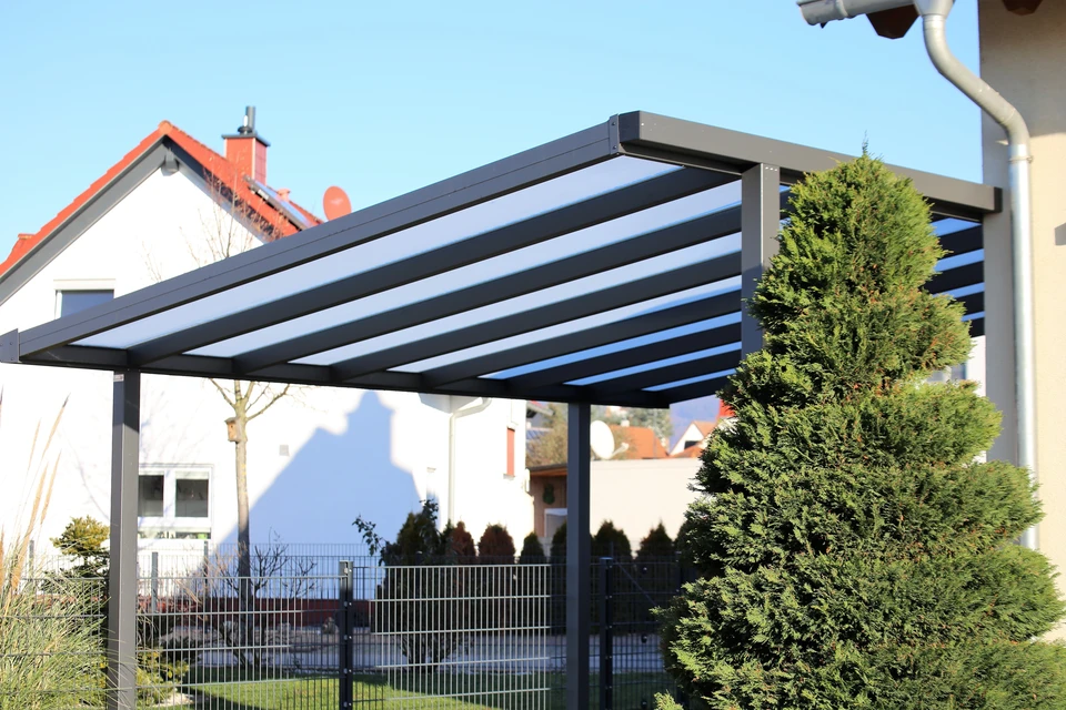 Scène extérieure résidentielle avec pergola moderne installée dans un jardin