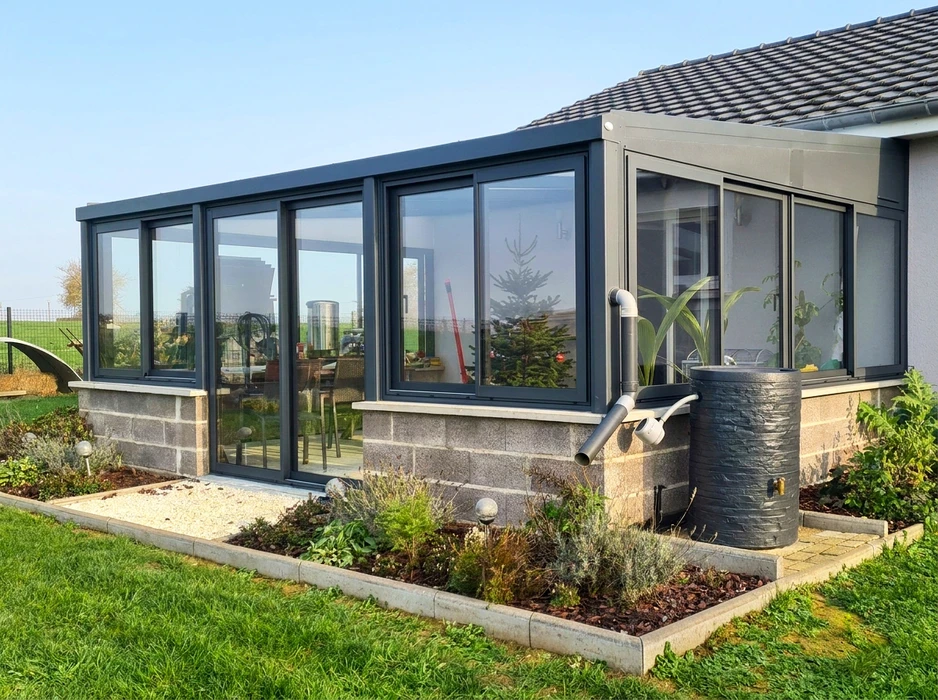 Véranda moderne adossée à une maison, vue extérieure