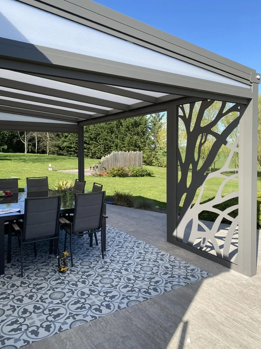 Terrasse extérieure couverte avec pergola bioclimatique en aluminium anthracite, toiture à lames orientables polycarbonate translucide