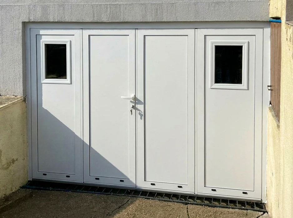Porte de garage sectionnelle latérale blanche à 4 vantaux, installation extérieure en façade