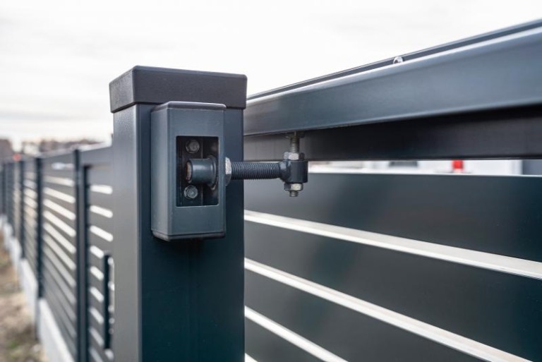 Les portails en aluminium allient robustesse et élégance pour votre entrée