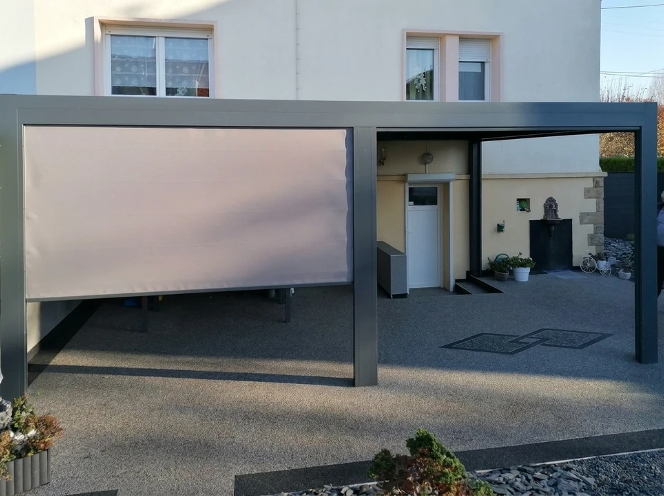 Façade commerciale avec grande baie vitrée à double vantaux et store banne noir déployé
