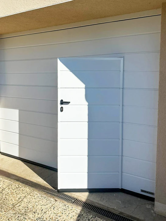 Des menuisiers Professionnels installent une porte d'entrée dans un nouvel appartement