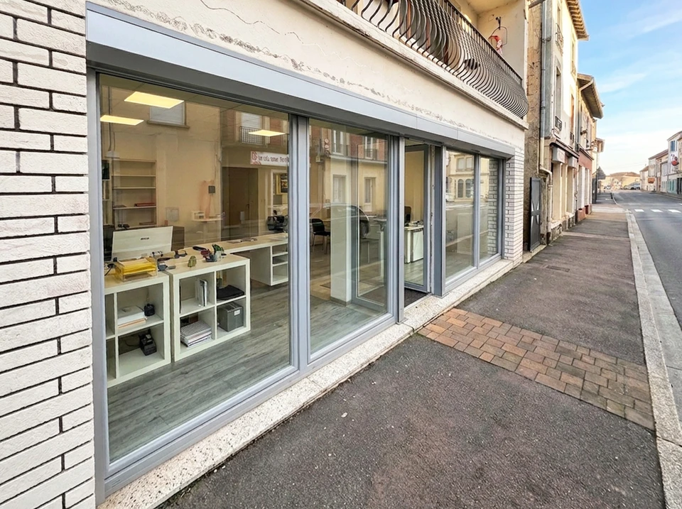 Intérieur moderne avec baie vitrée coulissante en aluminium blanc